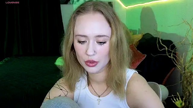 SashaBrooks online show from September 15, 2025, 6:08 pm