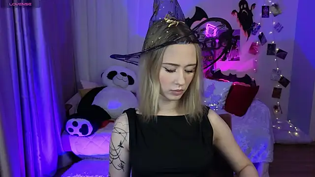 SashaBrooks online show from October 31, 2025, 6:09 pm