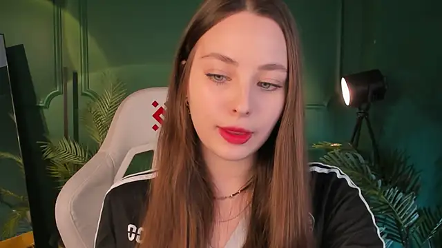 MoonLissa online show from December 16, 2024, 1:43 pm