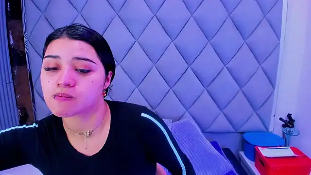 venusowen  online show from November 1, 2025, 1:35 pm