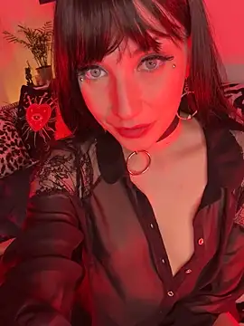 Snapshot of Sofia_Poly chatting on November 11, 2025, 11:49 pm Sofia Poly online show from November 11, 2025, 11:49 pm