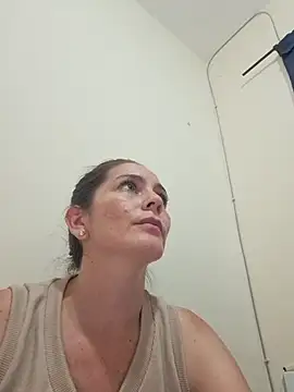 Snapshot of Hanny_24 chatting on February 5, 2026, 8:13 pm Hanny 24 online show from February 5, 2026, 8:13 pm