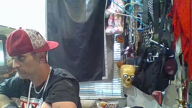 Snapshot of slinginbigD chatting on October 4, 2025, 11:03 pm slinginbigD online show from October 4, 2025, 11:03 pm