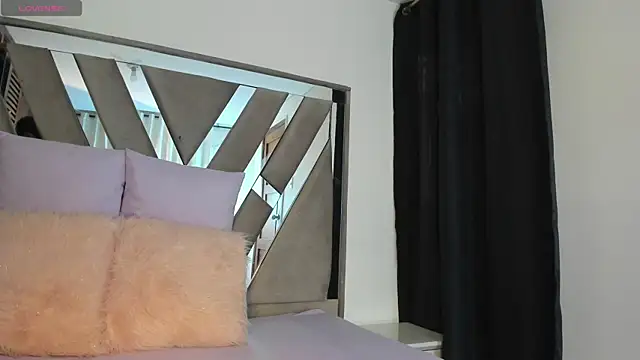 sara williams01 online show from November 18, 2025, 1:04 pm