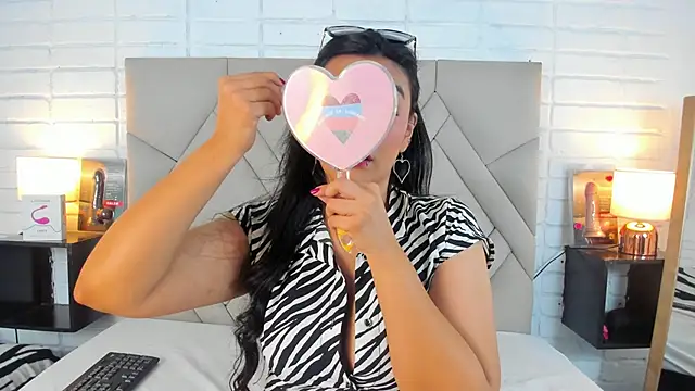 Isis Osman online show from March 7, 2025, 9:17 pm