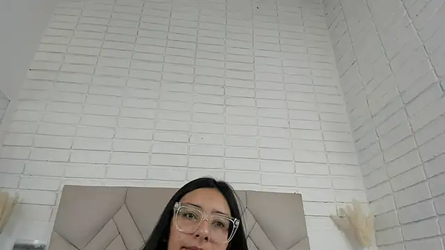 Isis Osman online show from September 9, 2025, 1:43 pm