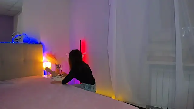 Laura Leee online show from December 2, 2025, 5:57 am