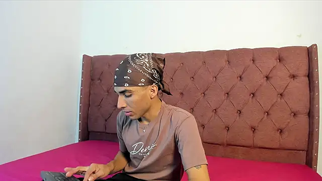 Snapshot of jony_honey chatting on December 2, 2025, 1:05 pm jony honey online show from December 2, 2025, 1:05 pm