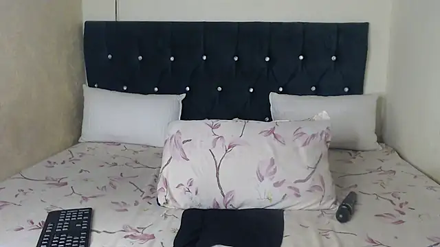 Snapshot of BhadBhad_Kitty chatting on December 6, 2024, 1:51 am BhadBhad Kitty online show from December 6, 2024, 1:51 am