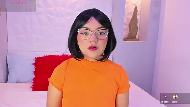 EmilyRouss  online show from October 7, 2025, 7:00 pm