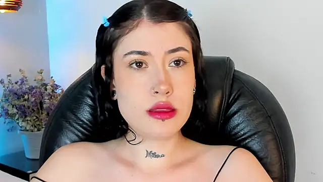 Snapshot of melody_suarez chatting on December 19, 2024, 8:23 pm melody suarez online show from December 19, 2024, 8:23 pm