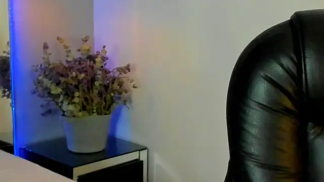 Snapshot of melody_suarez chatting on February 2, 2025, 12:40 am melody suarez online show from February 2, 2025, 12:40 am