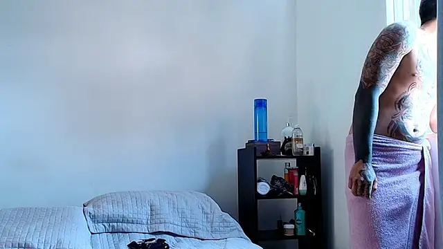 anika lowen02 online show from December 13, 2024, 4:38 pm