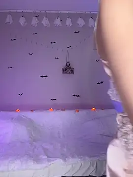 LoveLuna  online show from October 31, 2025, 6:20 pm