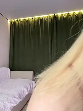 LoveLuna  online show from February 5, 2026, 8:02 pm