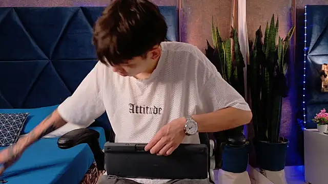 Lion Foster01 online show from October 22, 2025, 12:27 pm