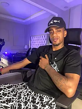 Snapshot of AaronCruz_ chatting on February 8, 2025, 10:40 pm AaronCruz online show from February 8, 2025, 10:40 pm