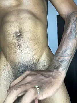 Snapshot of AaronCruz_ chatting on February 9, 2025, 6:33 am AaronCruz online show from February 9, 2025, 6:33 am