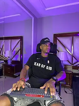 Snapshot of AaronCruz_ chatting on February 10, 2025, 7:38 pm AaronCruz online show from February 10, 2025, 7:38 pm