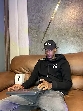 Snapshot of AaronCruz_ chatting on February 18, 2025, 12:49 pm AaronCruz online show from February 18, 2025, 12:49 pm