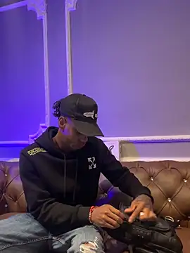 Snapshot of AaronCruz_ chatting on February 27, 2025, 12:34 pm AaronCruz online show from February 27, 2025, 12:34 pm