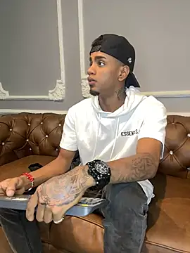 Snapshot of AaronCruz_ chatting on February 28, 2025, 12:42 pm AaronCruz online show from February 28, 2025, 12:42 pm