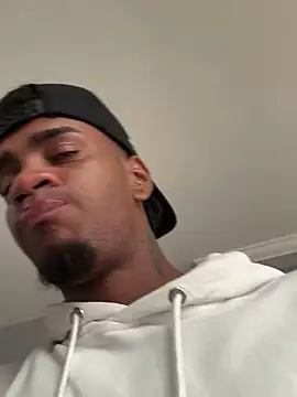 Snapshot of AaronCruz_ chatting on March 10, 2025, 7:18 pm AaronCruz online show from March 10, 2025, 7:18 pm