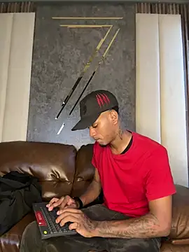 Snapshot of AaronCruz_ chatting on March 19, 2025, 7:27 pm AaronCruz online show from March 19, 2025, 7:27 pm