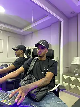 Snapshot of AaronCruz_ chatting on March 21, 2025, 1:45 pm AaronCruz online show from March 21, 2025, 1:45 pm