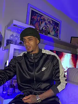 Snapshot of AaronCruz_ chatting on October 9, 2025, 4:43 am AaronCruz online show from October 9, 2025, 4:43 am