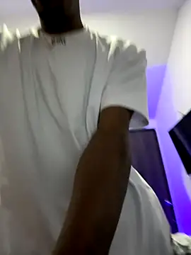 Snapshot of AaronCruz_ chatting on October 18, 2025, 9:10 am AaronCruz online show from October 18, 2025, 9:10 am