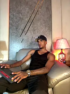 Snapshot of AaronCruz_ chatting on November 18, 2025, 8:46 pm AaronCruz online show from November 18, 2025, 8:46 pm