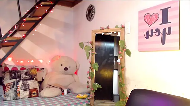 luna sky83 online show from February 11, 2025, 5:16 am