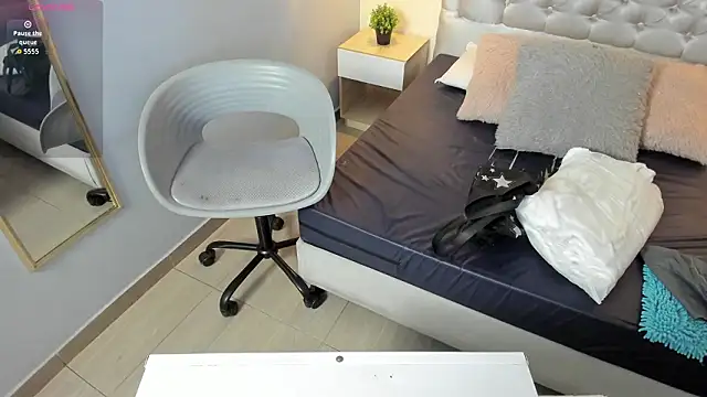 escarleth   online show from March 4, 2026, 11:38 am