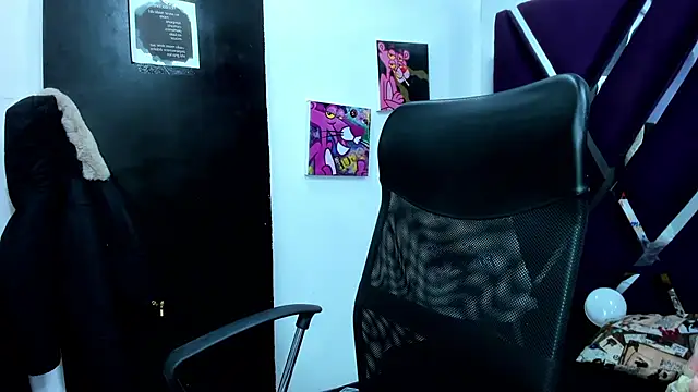 Snapshot of Paris_Petit chatting on July 21, 2026, 8:55 pm Paris Petit online show from July 21, 2026, 8:55 pm