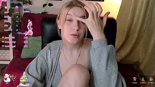 Snapshot of KarambaMoon chatting on December 12, 2024, 11:25 pm KarambaMoon online show from December 12, 2024, 11:25 pm