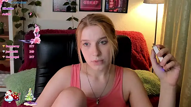 Snapshot of KarambaMoon chatting on December 14, 2024, 3:29 am KarambaMoon online show from December 14, 2024, 3:29 am