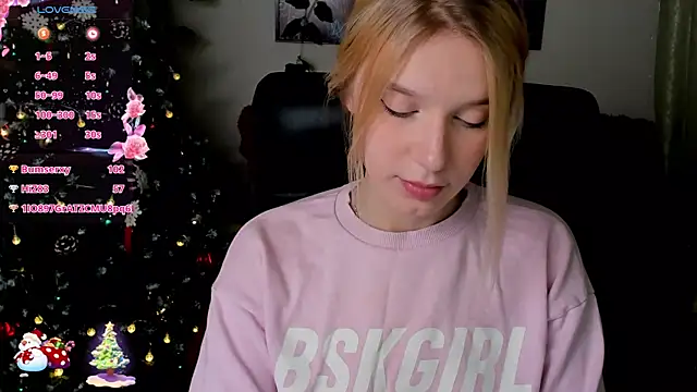 Snapshot of KarambaMoon chatting on December 19, 2024, 8:13 pm KarambaMoon online show from December 19, 2024, 8:13 pm