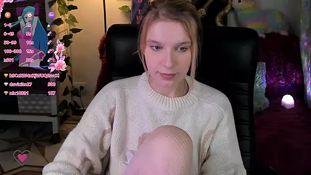 Snapshot of KarambaMoon chatting on January 12, 2025, 11:47 pm KarambaMoon online show from January 12, 2025, 11:47 pm