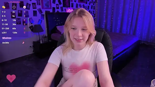 Snapshot of KarambaMoon chatting on March 7, 2025, 9:06 pm KarambaMoon online show from March 7, 2025, 9:06 pm