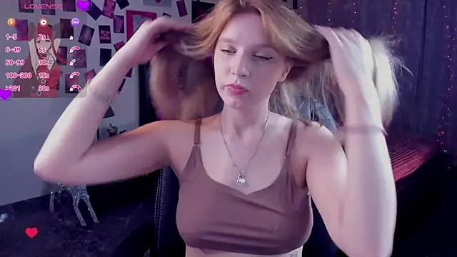 Snapshot of KarambaMoon chatting on October 10, 2025, 9:14 pm KarambaMoon online show from October 10, 2025, 9:14 pm