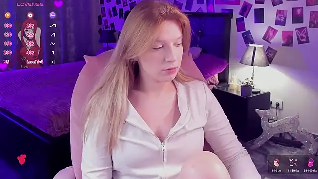 Snapshot of KarambaMoon chatting on October 30, 2025, 8:31 pm KarambaMoon online show from October 30, 2025, 8:31 pm