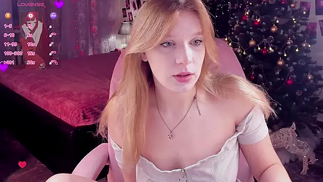 Snapshot of KarambaMoon chatting on December 1, 2025, 8:36 pm KarambaMoon online show from December 1, 2025, 8:36 pm