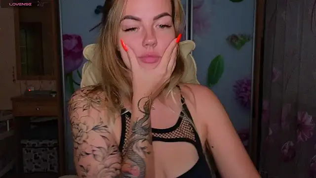 EmilyRobbie online show from September 30, 2025, 3:50 pm