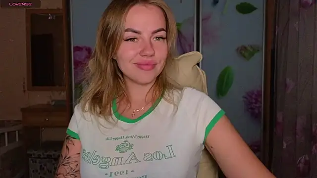 Snapshot of EmilyRobbie chatting on October 26, 2025, 6:25 pm EmilyRobbie online show from October 26, 2025, 6:25 pm