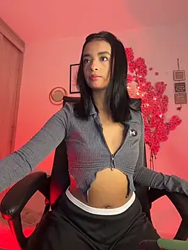 Snapshot of Laura_fernandezII chatting on May 6, 2026, 2:40 am Laura fernandezII online show from May 6, 2026, 2:40 am