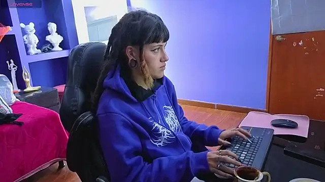 Snapshot of _sharlotte777 chatting on November 5, 2025, 2:17 pm sharlotte777 online show from November 5, 2025, 2:17 pm