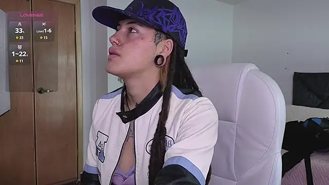 Snapshot of _sharlotte777 chatting on November 7, 2025, 2:28 pm sharlotte777 online show from November 7, 2025, 2:28 pm