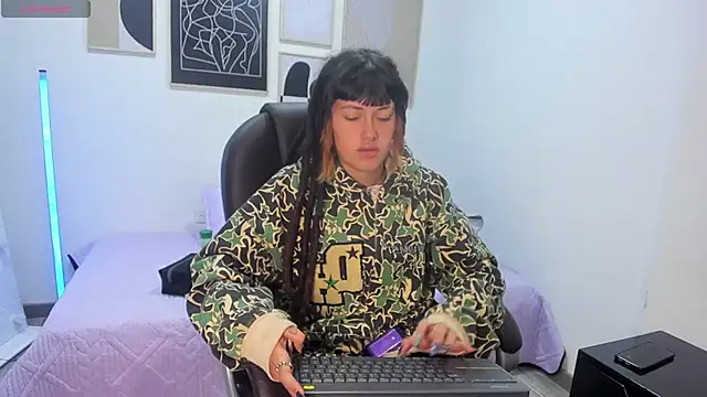 Snapshot of _sharlotte777 chatting on November 22, 2025, 2:27 pm sharlotte777 online show from November 22, 2025, 2:27 pm