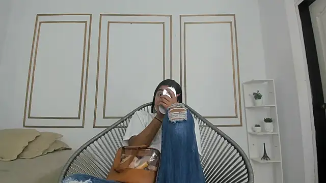 natalia aguirre1 online show from September 27, 2025, 12:21 pm